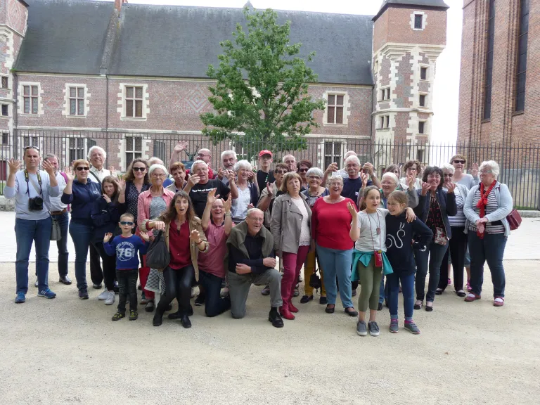 Les trois groupes réunis devant le château de Gien Les trois groupes réunis devant le château de Gien