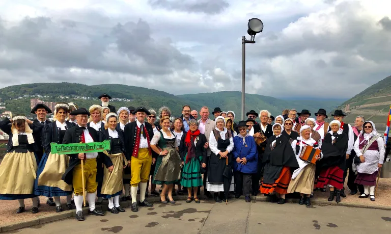 Les trois groupes bourguignons avec les groupes folkloriques allemands Les trois groupes bourguignons avec les groupes folkloriques allemands