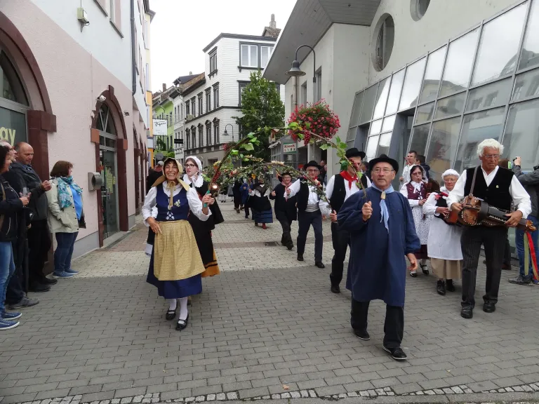 Le défilé dans le centre de la ville de Bingen Le défilé dans le centre de la ville de Bingen