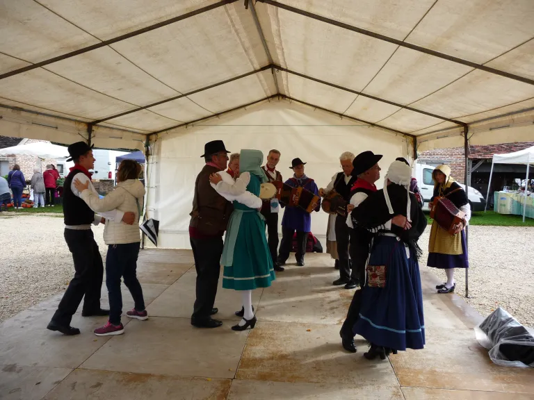 Les danses se sont succédé sous le chapiteau bien utile compte tenu du temps pluvieux Les danses se sont succédé sous le chapiteau bien utile compte tenu du temps pluvieux