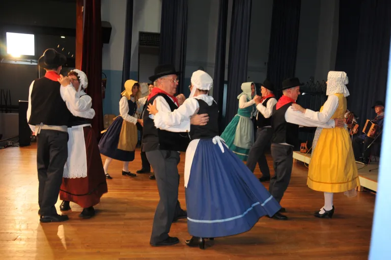 Dix danseurs étaient présents Dix danseurs étaient présents