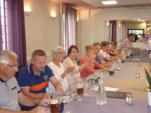 Repas extérieur avec les conjoints